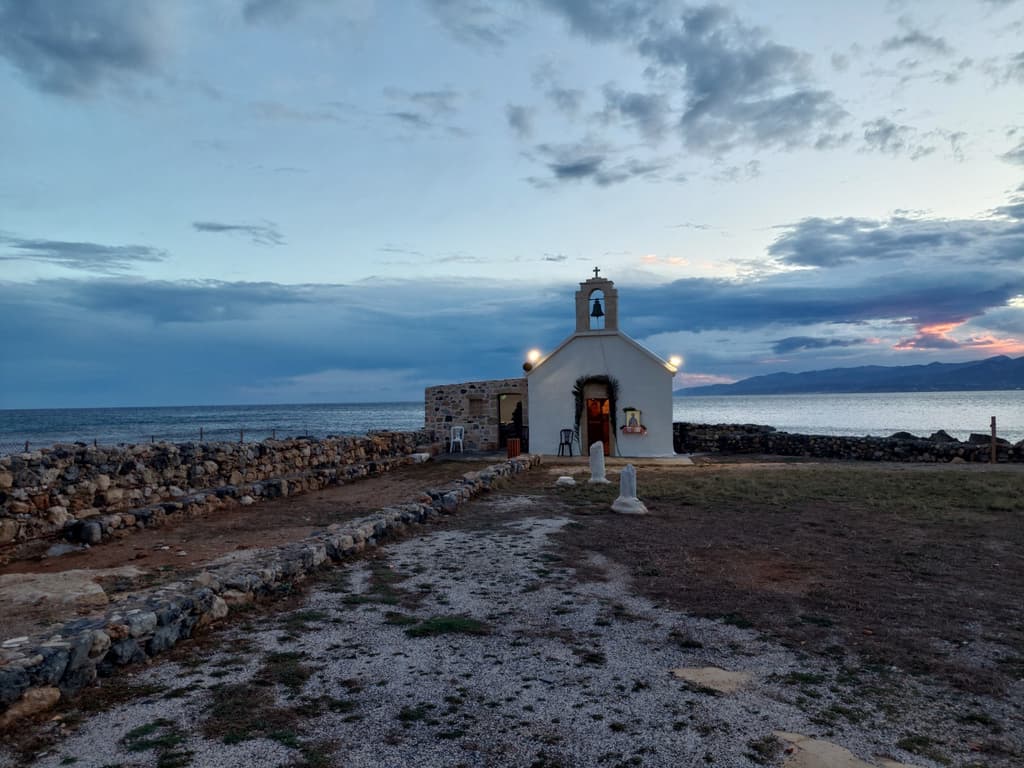 Γραφικά εκκλησάκια, πλάι στο κύμα, στον Δήμο Χερσονήσου!