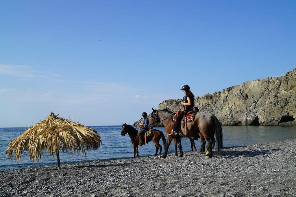 Θαλόρη: Φτάστε στη Μονή Κουδουμά με άλογο!