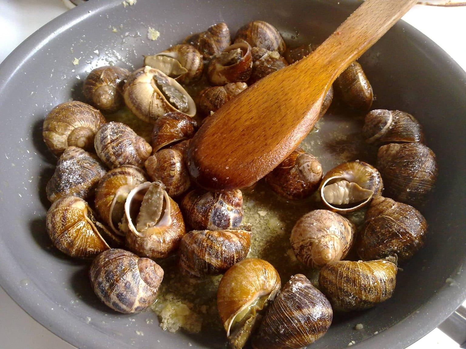 Traditional mezedokafenes “Manolis”: Seasonal dishes made with pure ingredients in Atsipopoulo