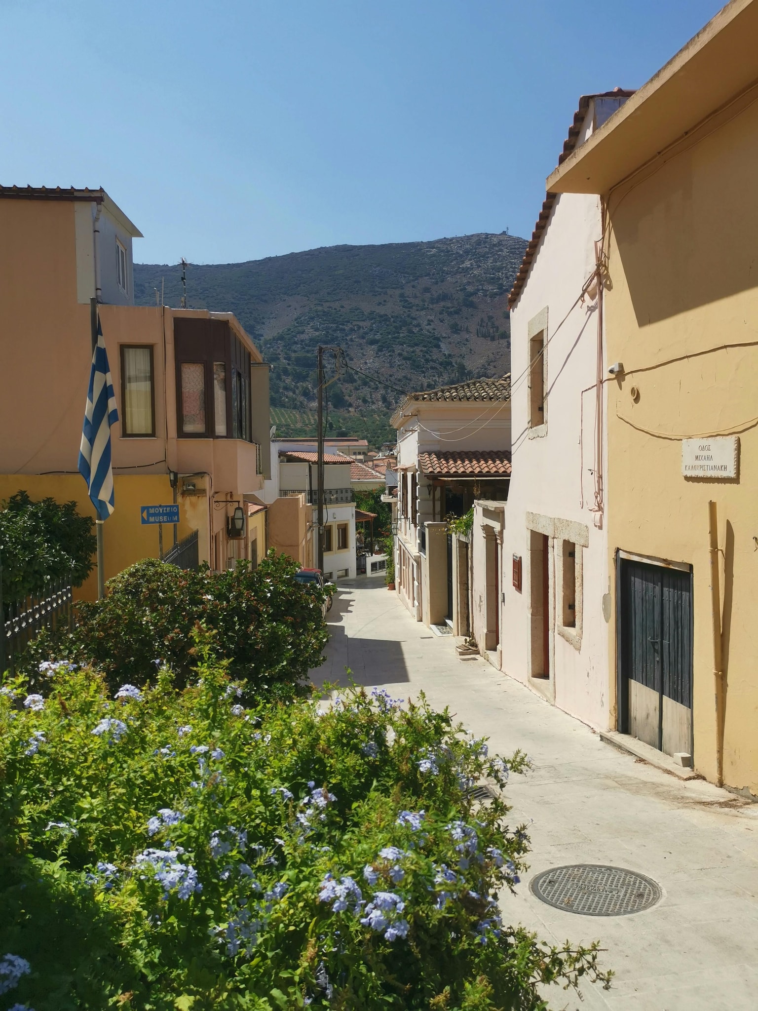 Λιθόστρωτα σοκάκια και τα νεοκλασικά κτήρια στις Επάνω Αρχάνες