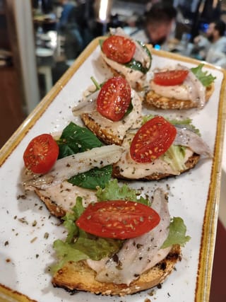 Kafenio Tsirakos: Savoury Delights and Folk Melodies!